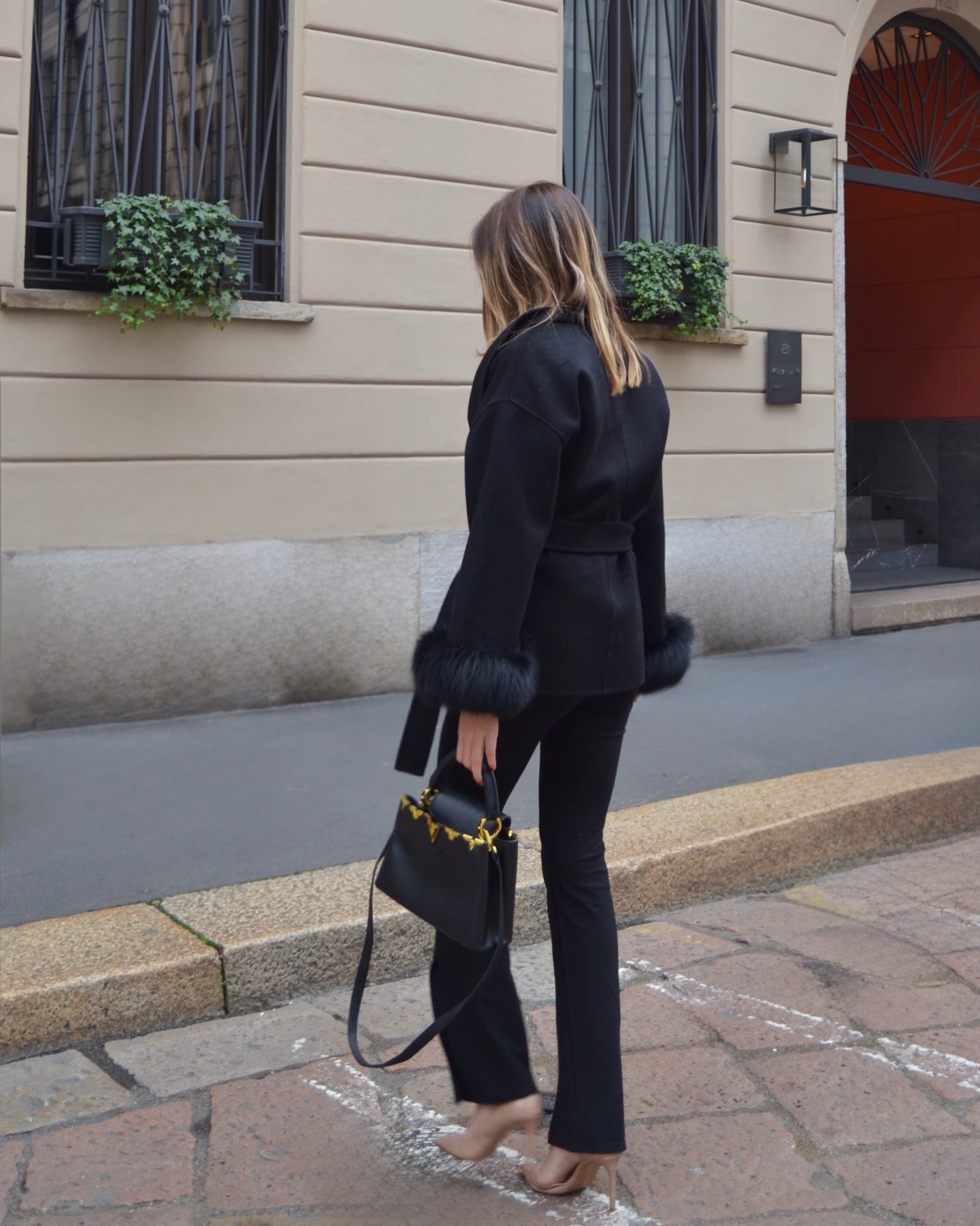 Delina – Cappotto in lana e cashmere con cintura e maniche rimovibili in pelliccia di volpe