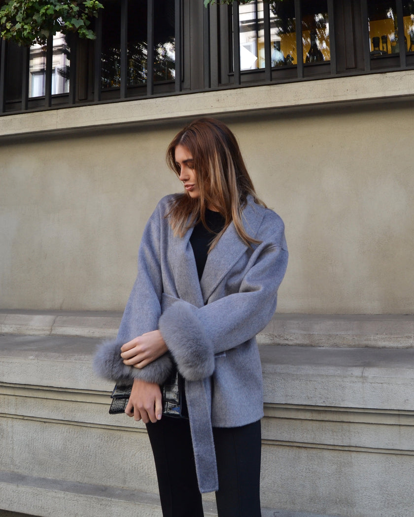 Delina – Cappotto in lana e cashmere con cintura e maniche rimovibili in pelliccia di volpe