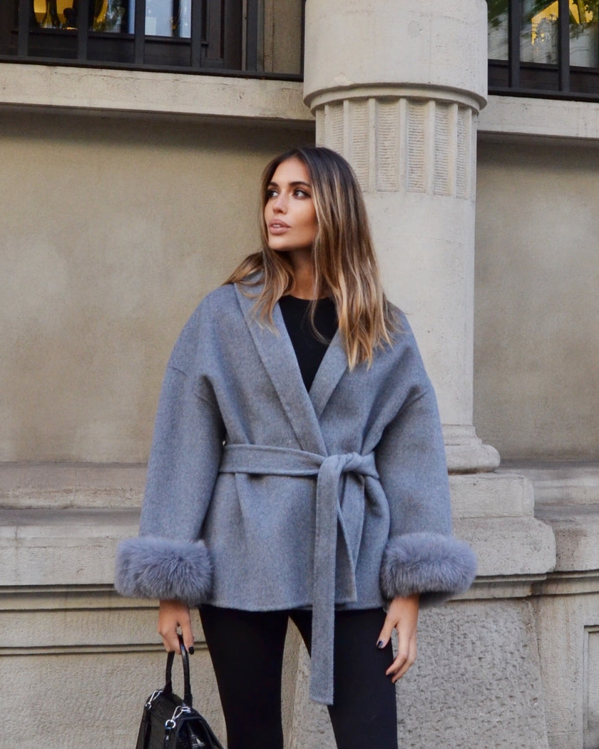 Delina - Cappotto corto di doppia lana merino e polsini in pelliccia di volpe rimovibili