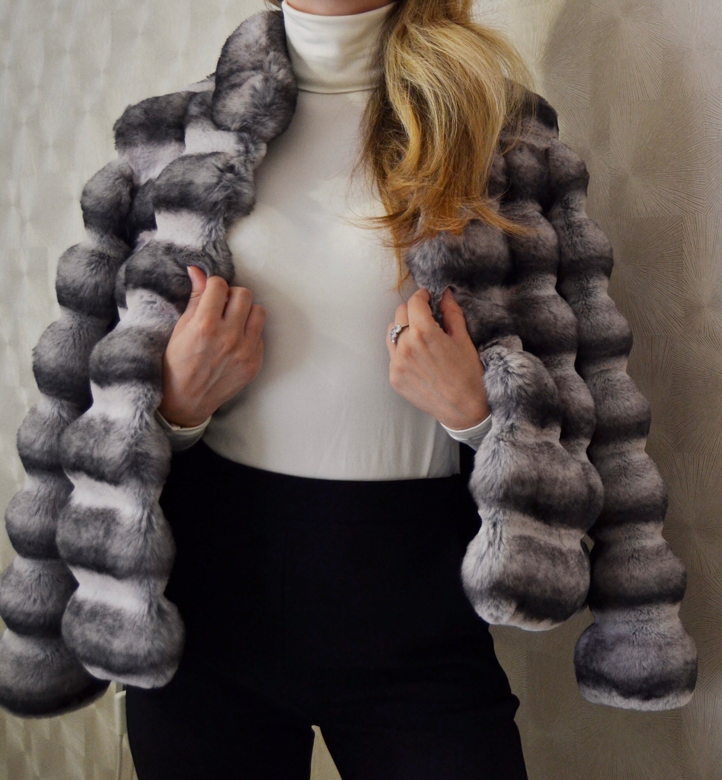 Anastasia – Cappotto corto in eco-pelliccia di cincillà