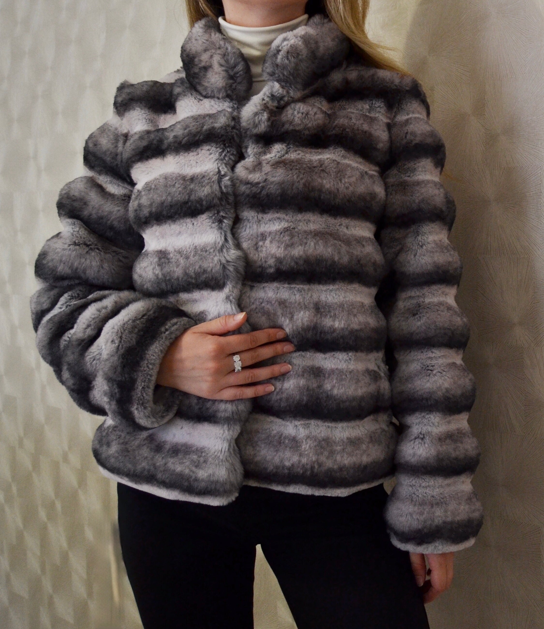 Anastasia – Cappotto corto in eco-pelliccia di cincillà