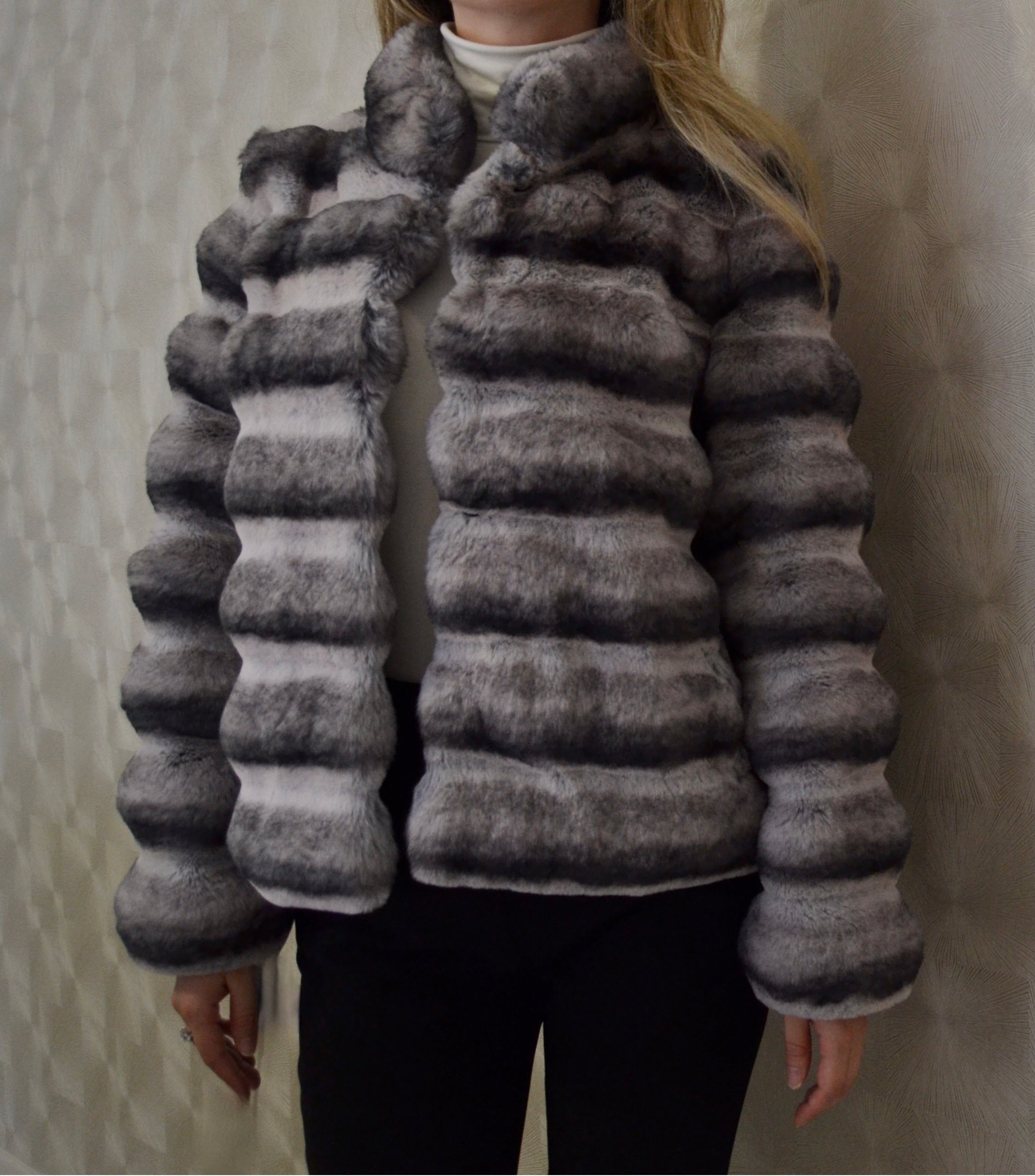 Anastasia – Cappotto corto in eco-pelliccia di cincillà