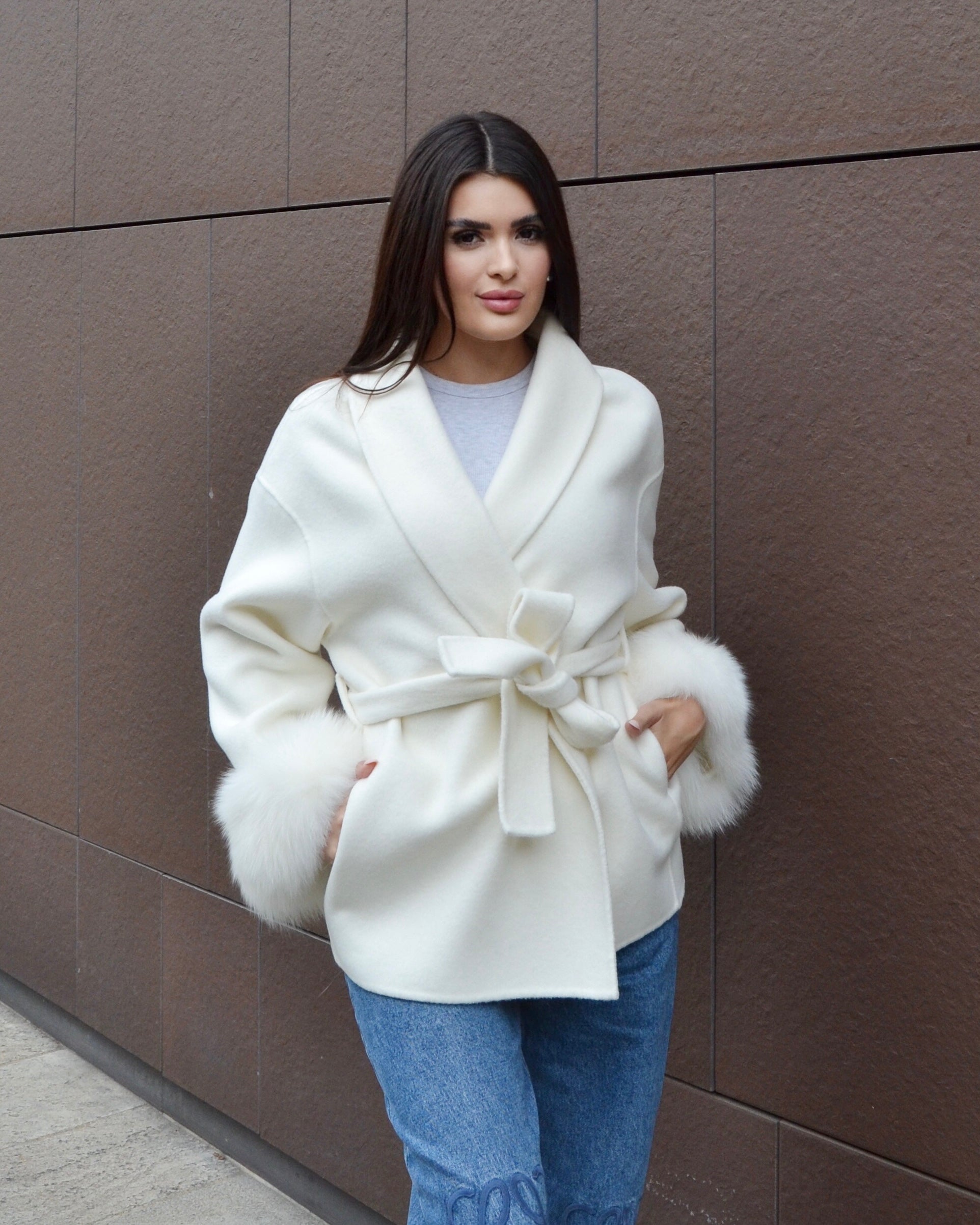 Delina – Cappotto in lana e cashmere con cintura e maniche rimovibili in pelliccia di volpe