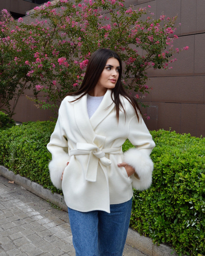 Delina – Cappotto in lana e cashmere con cintura e maniche rimovibili in pelliccia di volpe